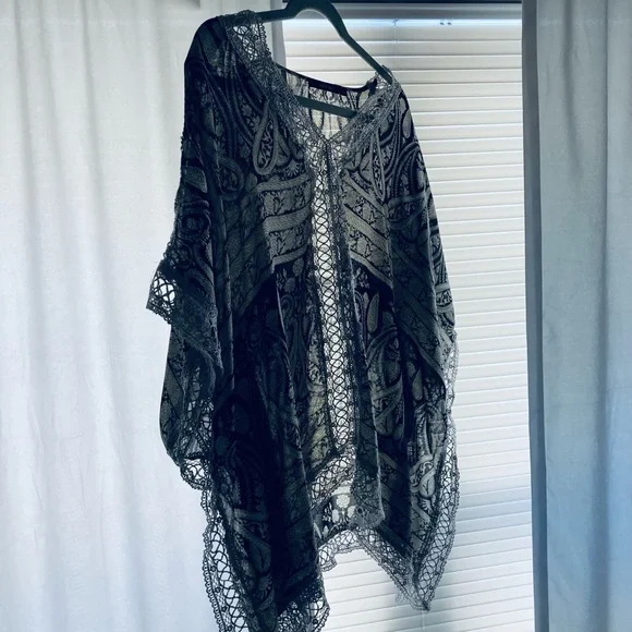 Gorgeous Gray and Black Top - Picture 4 of 6